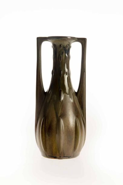 null DENBAC
Vase à long col et 2 anses géométriques décor vert bronze.
Trace de signature.
H....