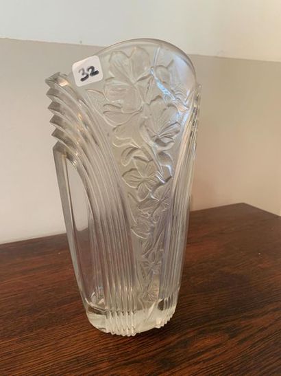 Vers 1930, Vase en cristal transparent et...