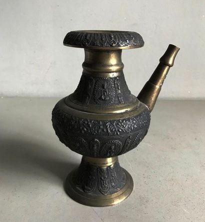 null ASIE
Élément de pipe à eau en bronze ciselé. Thaïlande 
H. 20 cm