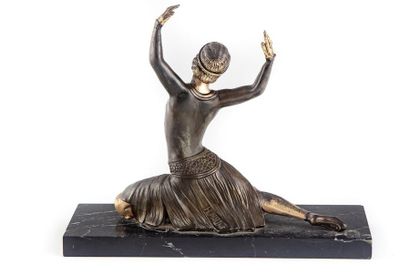 null H.MOLINS - XXe
Danse de ballet vers 1920
Régule polychromie dorée.
30 x 23 ...