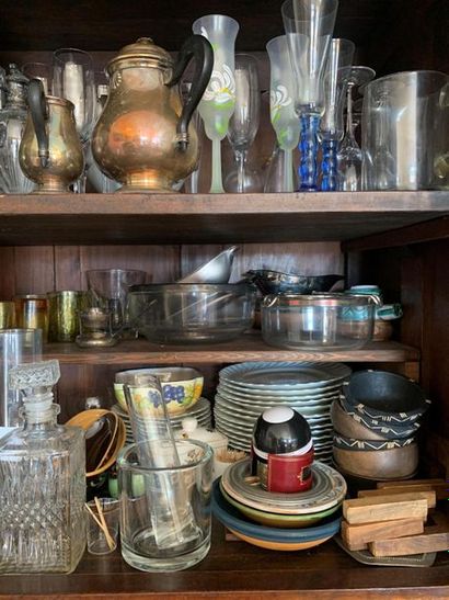 null Dans un placard ; grand lot de vases, vaisselle blanche de Limoges, plats, service...
