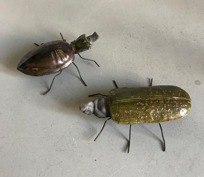 null Deux statuettes en céramique et métal représentant des insectes.
Monogrammées...