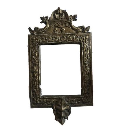 null Miroir en bronze à décor d'un fronton et fleurs de Lys.
Epoque XIXe
H. : 31...