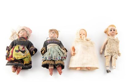 null Trois poupées à tête en porcelaine ( bretonnes et divers)
H. 13 cm 
Accidents...
