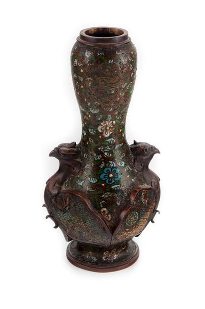 null CHINE
Vase de forme balustre à col bulbé reposant sur un petit pied, en bronze...