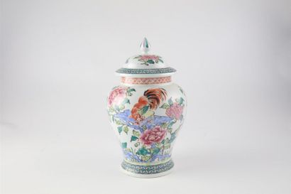 null CHINE
Potiche couverte en porcelaine à décor polychrome de fleurs et oiseaux
H....