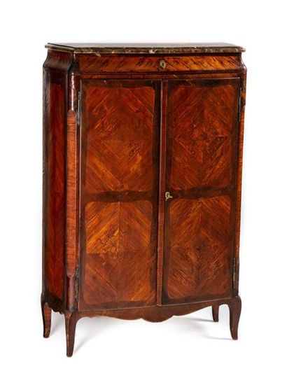 null Armoire en marqueterie de bois de bout ouvrant à deux vantaux, le dessus de...