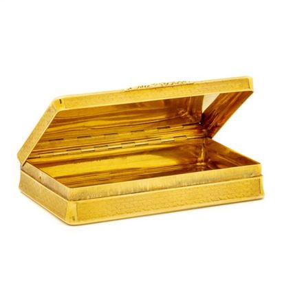 null Tabatière de forme rectangulaire en or à décor sur fond guilloché d'un petit...