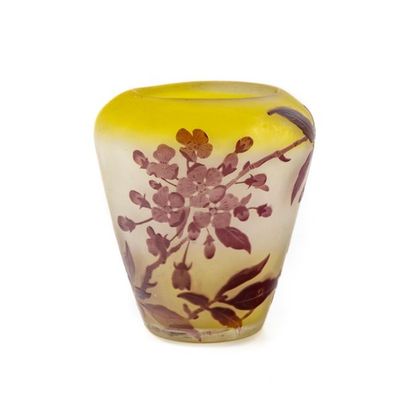 GALLE GALLE
Vase en verre multicouches polychrome à décor gravé végétal
Signé Gallé...