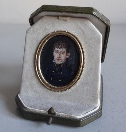  ÉCOLE FRANCAISE vers 1820 Homme à la redingote aux boutons dorés Miniature sur ivoire...