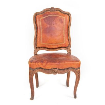 null Chaise en bois naturel à dossier cabriolet recouverte de cuir, à décor mouluré...