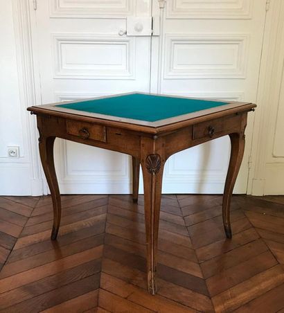 Petite table à jeux de forme carrée en bois...