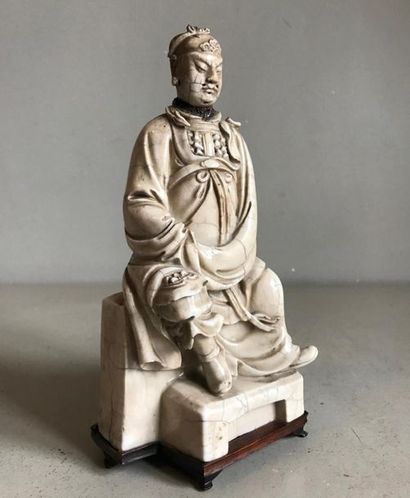 null CHINE- Dynastie QING (XIXe)
Statuette de Guandi assis en porcelaine émaillée...