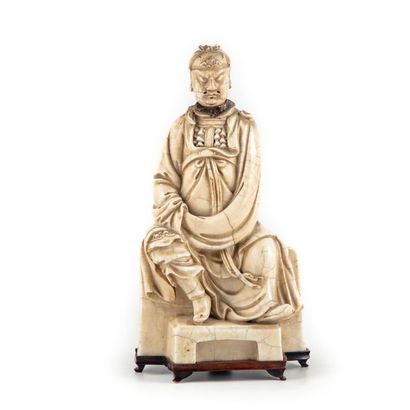 null CHINE- Dynastie QING (XIXe)
Statuette de Guandi assis en porcelaine émaillée...
