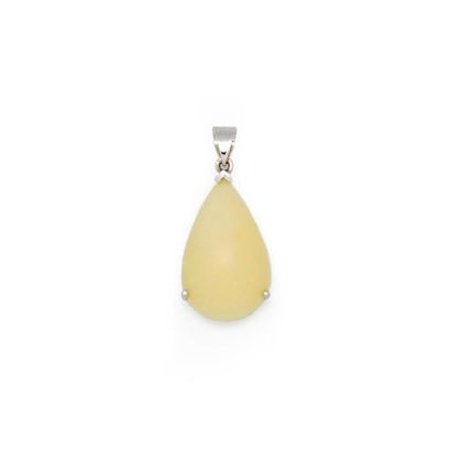 null Pendentif en or gris orné d'une opale pesant environ 8 cts
Poids brut : 2,48...