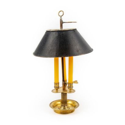  Lampe bouillotte en laiton, abat-jour en tôle peinte. Style Louis XVI H. : 50 c...