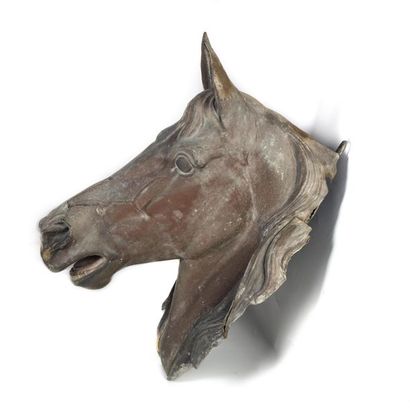 null Enseigne d'écurie représentant une tête de cheval en zinc.
H. 50 cm environ...