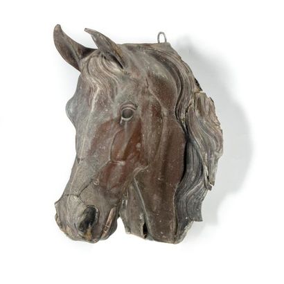  Enseigne d'écurie représentant une tête de cheval en zinc. H. 50 cm environ 