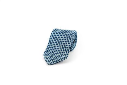HERMES HERMES - Paris
Cravate en soie naturelle à motifs géométriques sur fond bleu
L....
