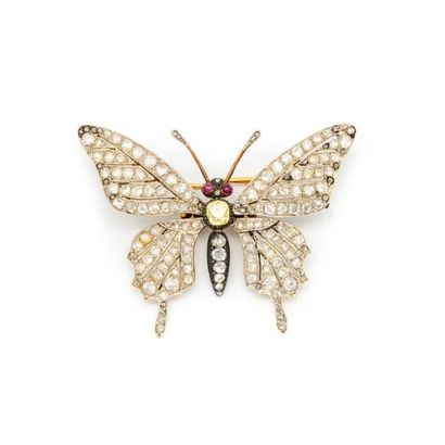 Vers 1900 Broche trembleuse en forme de papillon...