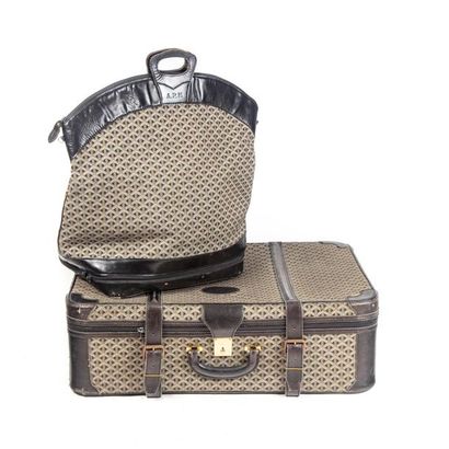 GOYARD Maison GOYARD - Vintage
Grande Valise semi-rigide en toile imprimée et cuir...