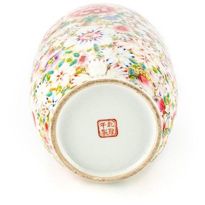 null CHINE
Grand vase en porcelaine émaillée à décor de fleurs
Début XXe
H. : 40,5...