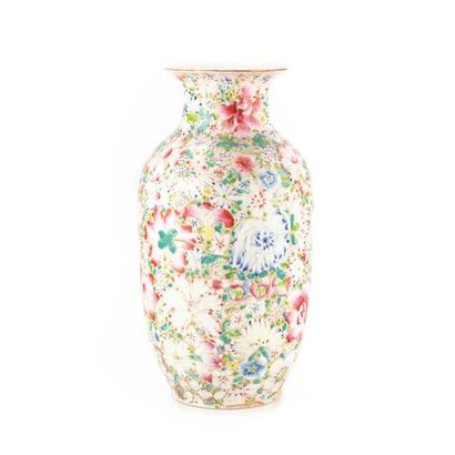  CHINE Grand vase en porcelaine émaillée à décor de fleurs Début XXe H. : 40,5 c...