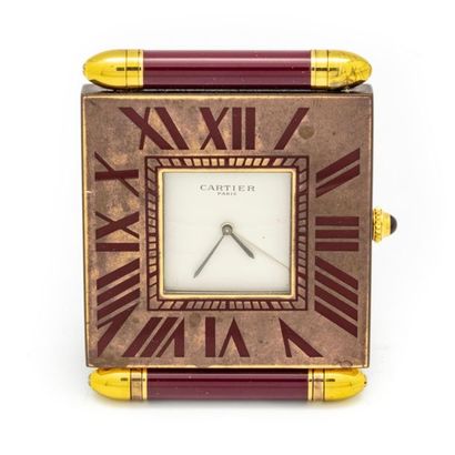 CARTIER CARTIER
Pendulette de voyage rectangulaire en métal doré et laque bordeaux,...