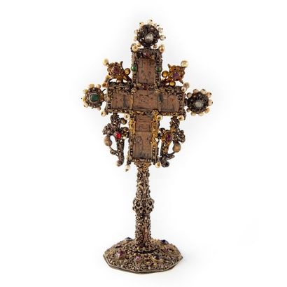 null Croix reliquaire en métal doré (?) ornée de scènes du Nouveau Testament en bois...