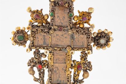 null Croix reliquaire en métal doré (?) ornée de scènes du Nouveau Testament en bois...