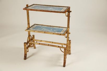  Table desserte à structure en bois doré façon bambou réunie par deux plateaux de...