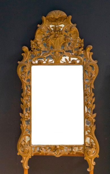 null Grand miroir à parecloses en bois doré mouluré et sculpté de feuillages et roses...