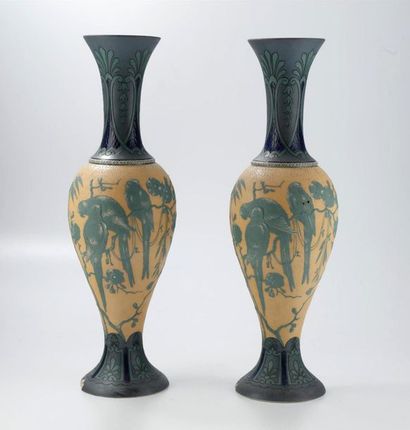  VILLEROY et BOCH Paire de vases en céramique à décor d'oiseaux dans le style oriental....