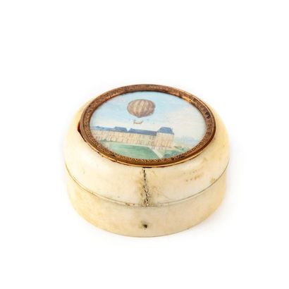  Boîte ronde en ivoire, ornée d'une miniature à la mongolfière. Epoque XIXe D. :...