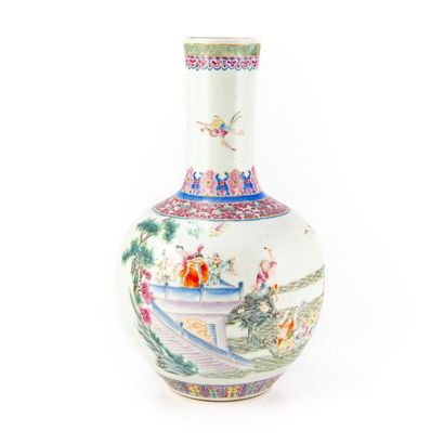 CHINE
Vase boule à long col en porcelaine...