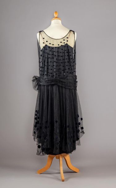 null Cocktail dress circa 1950, sleeveless dress, boat neckline in black silk tulle...