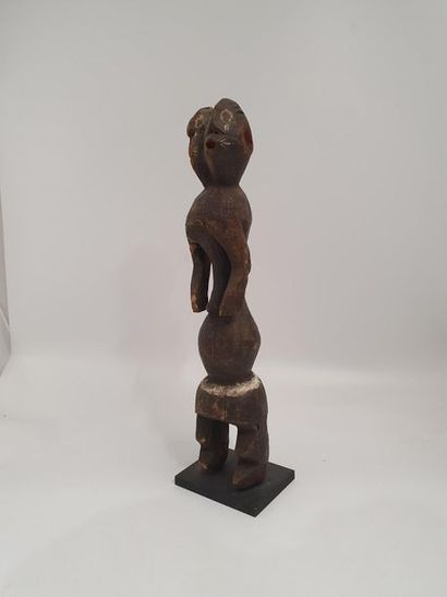 null CHAMBA, NIGERIA.
Statue en bois sculpté avec traces de polychromie.
H.: 60 ...