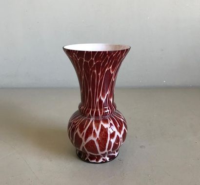 null Vase en verre à décor exterieur écaille doublé pour l'intérieur de blanc opalin.
H....