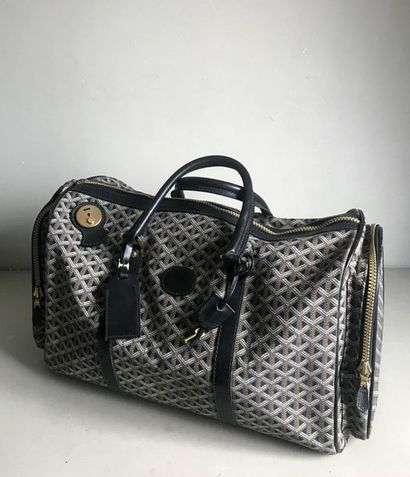 null Maison GOYARD - Vintage
Soft travel bag in printed canvas and black leather....