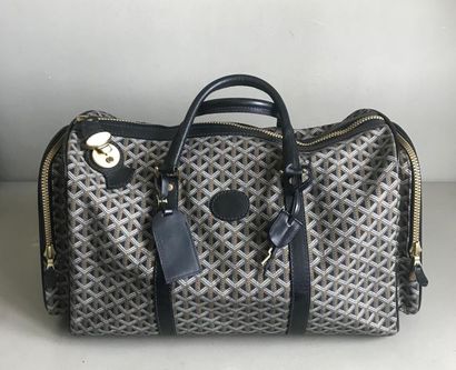 null Maison GOYARD - Vintage
Soft travel bag in printed canvas and black leather....