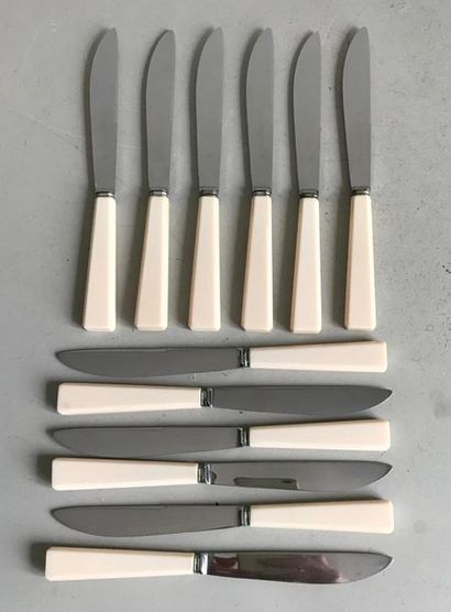 null Twelve small knives with steel teeth and imitation ivory handle.
L. 20 cm
