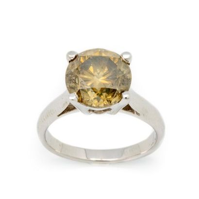 null White gold ring with a solitaire golden yellow diamond weighing 4.03 cts 
Gross...