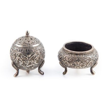 null Tripod salt & pepper shaker in chiselled silver plated metal. Late 19th - early...