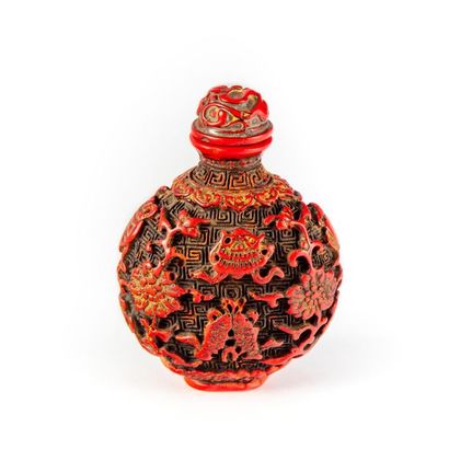 null Snuffbox covered in lacquer (from Beijing ?) with chiselled decoration of flowers
H.:...