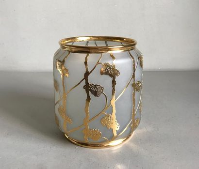 null Vase ou photophore en verre opalin à décor appliqué doré de fleurs stylisées.
H....