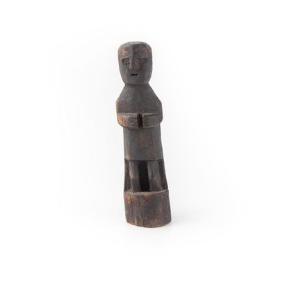 null GUATEMALA?
Statue of a healer in carved wood with a dark patina.
H. 25 cm.