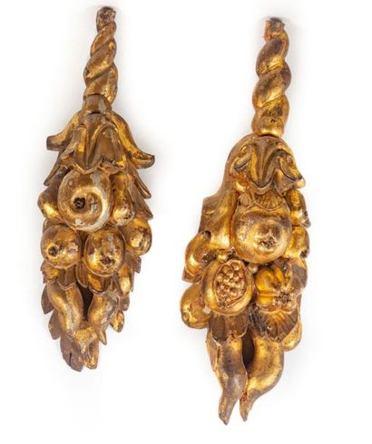null Pair of carved woods with golden patina, pomegranates, pears and grapes.
Period...