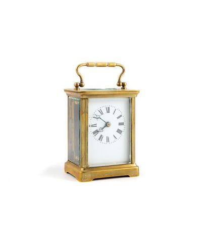 null Brass and glass officer's clock. With its key
H.: 10.5 cm
Small splinter on...