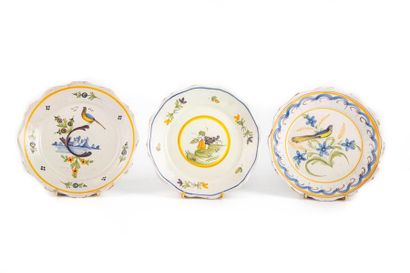 null Set of 8 popular earthenware plates decorated with birds, flowers or fruits
18th
Century...