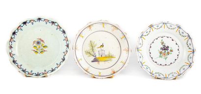 null Set of 8 popular earthenware plates decorated with birds, flowers or fruits
18th
Century...